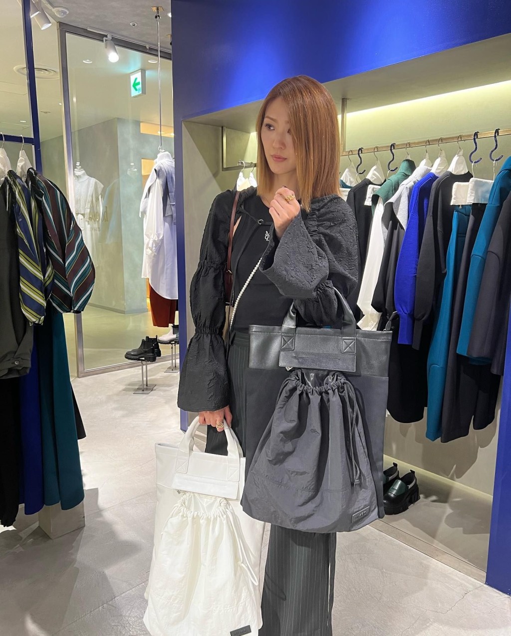翻查Louisa社交平台，她目前經營服飾網店生意，主要在日韓代購名牌及潮服。