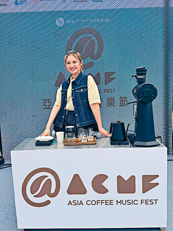 黃妍笑言做生意難過唱歌。