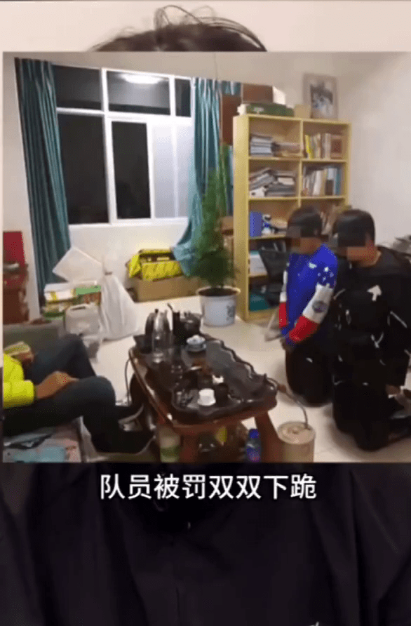 王莉附圖拍隊內充斥辱罵與體罰。