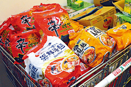 本港多家超市，都有出售農心生產的即食麵。
