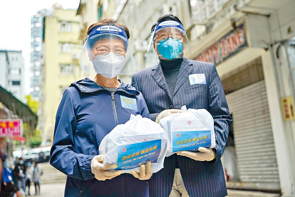 特首林郑月娥联同署理民政局局长陈积志落区。