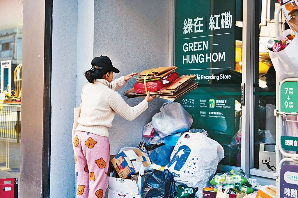 《星島》記者目擊即使原本的「垃圾山」已被清走，很快又有新一批紙皮箱、膠樽和汽水罐被堆積在站外。