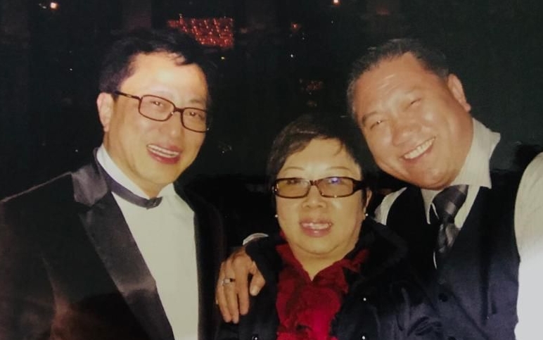 和萬梓良、劉緯民出席一個晚宴。