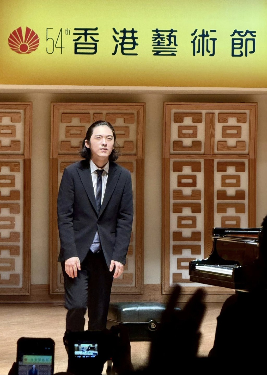 羅淑佩觀賞沈靖轁和任奫𤌴的鋼琴獨奏。羅淑佩Facebook 圖片 羅淑佩觀賞沈靖轁和任奫𤌴的鋼琴獨奏。羅淑佩Facebook 圖片