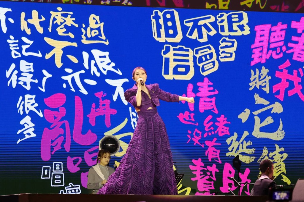 杨千嬅在亚博为一连两场《杨千嬅B minor演唱会2022》作演出，表演以紫色为主题，千嬅以5套紫色裙上阵。