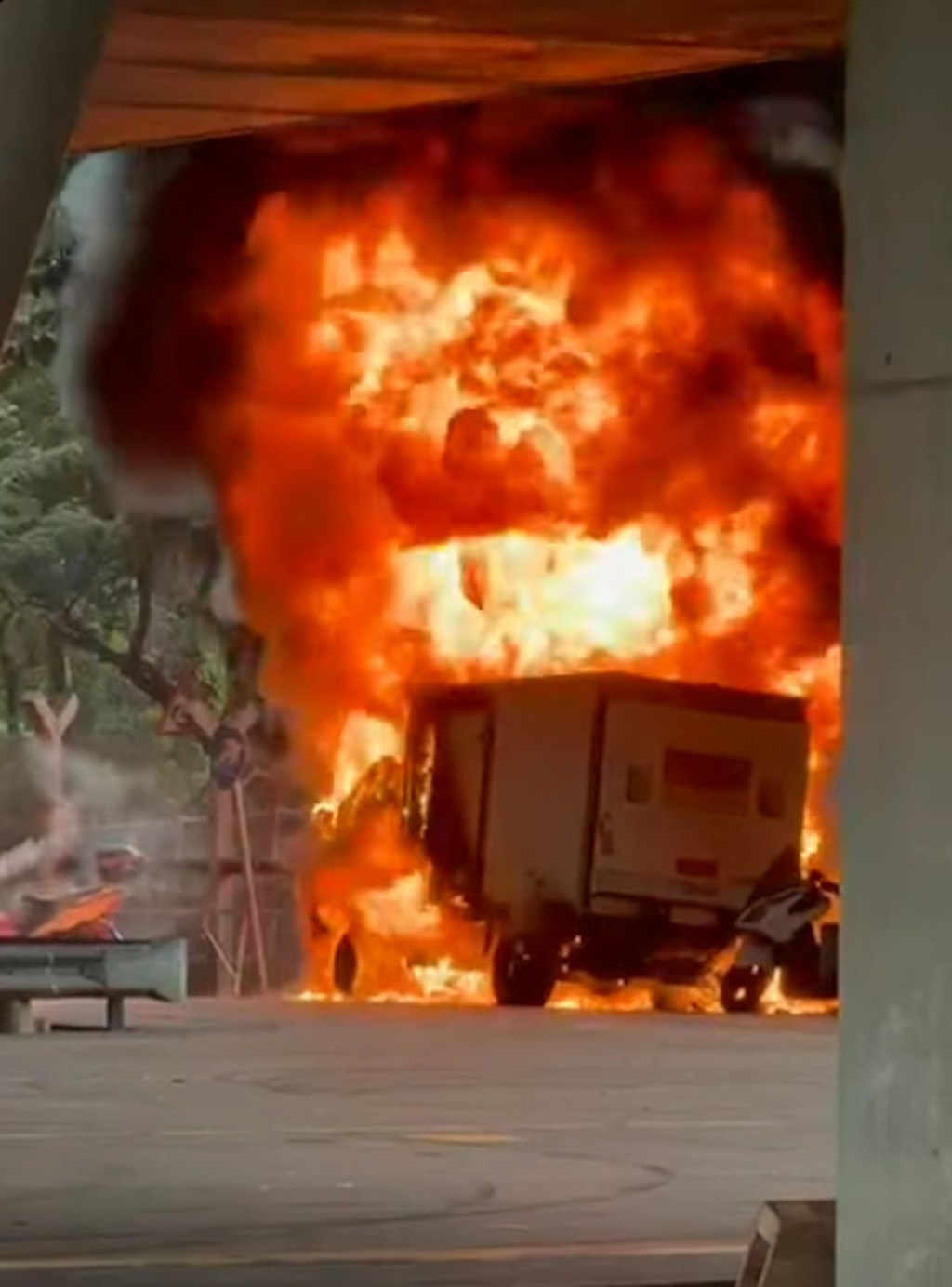 早前葵涌貨櫃碼頭停車場更有懷疑是流動非法油站的貨車起火，黑煙席捲半空。