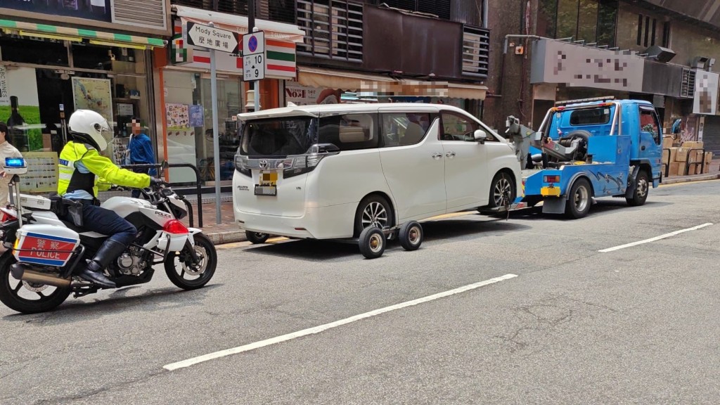 警油尖黑點打擊違泊，發逾1000張「牛肉乾」。警方提供圖片