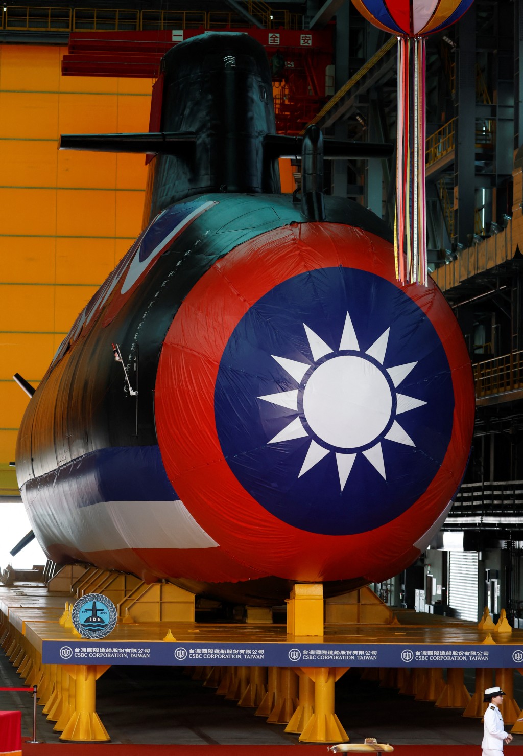 台湾首艘自造潜艇「海鲲号」下水典礼 。 路透社