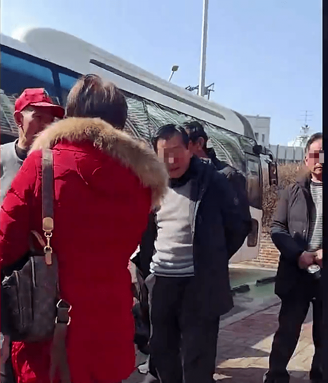 网片显示，被赶落旅游巴的中国游客无奈地站在街头。