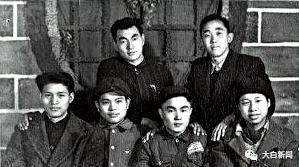 清華大學年代的郭道暉（前左一）和朱鎔基（後左一）。