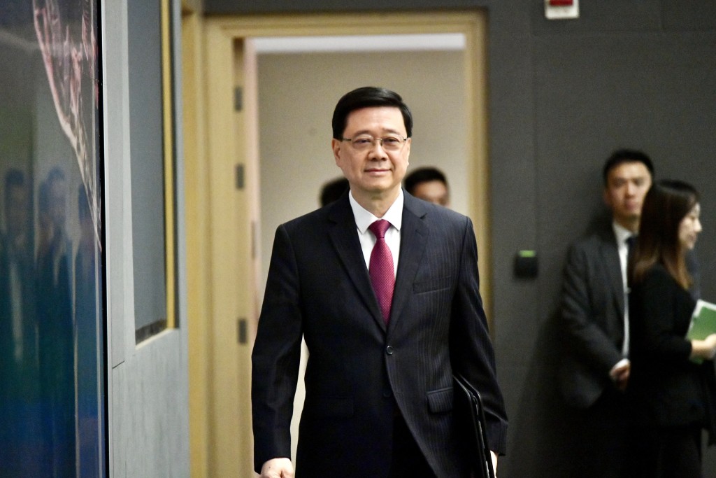 李家超出席行政會議前見傳媒。盧江球攝 李家超出席行政會議前見傳媒。盧江球攝