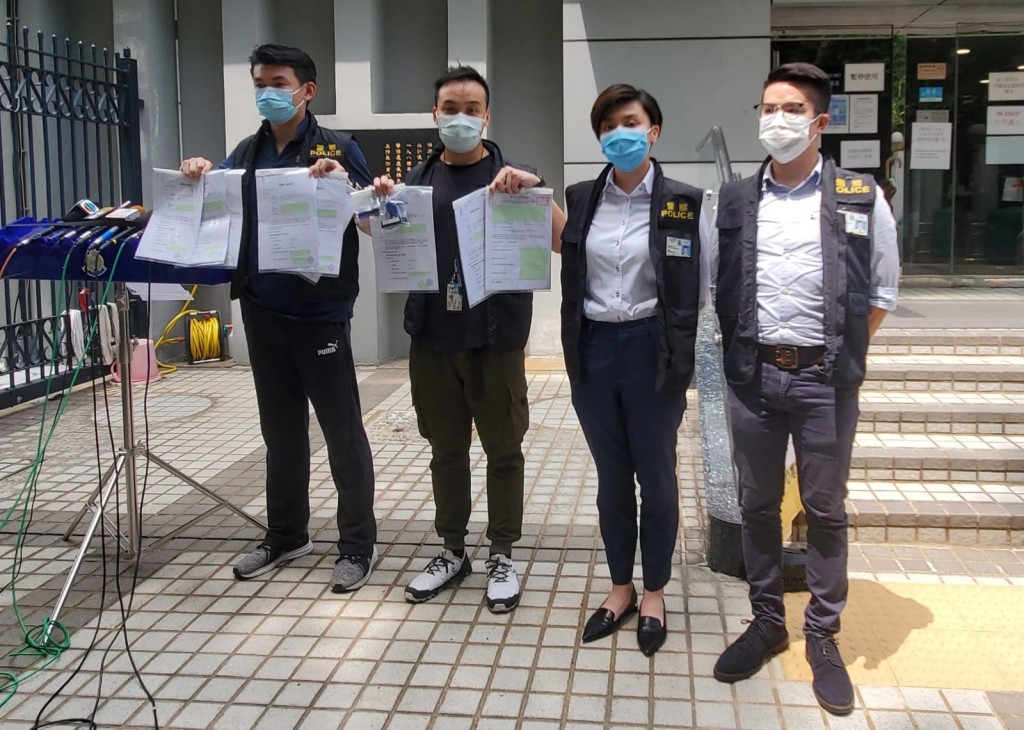 警方交代案情。 林思明攝