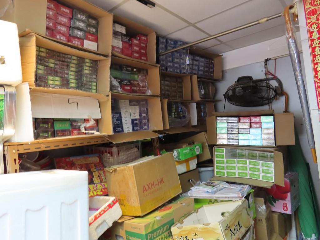 一名雜貨店店主因處理未完稅香煙，違反《應課稅品條例》（第109章），於昨日在粉嶺裁判法院被判處監禁8星期。政府新聞處圖片