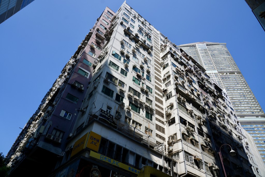 尖沙咀美麗都大廈地下34號舖連一樓28號舖放售，意向價約2600萬。