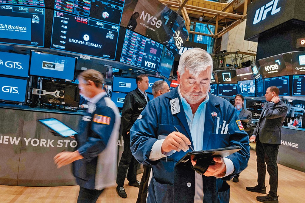 道指上周五低收305點或0.7%,報43444。