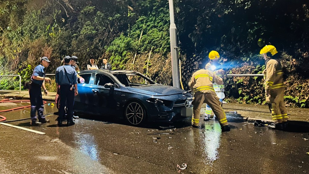 柴灣一輛停泊在路邊的平治私家車,懷疑遭人縱火,消防到場救熄。蔡楚輝攝