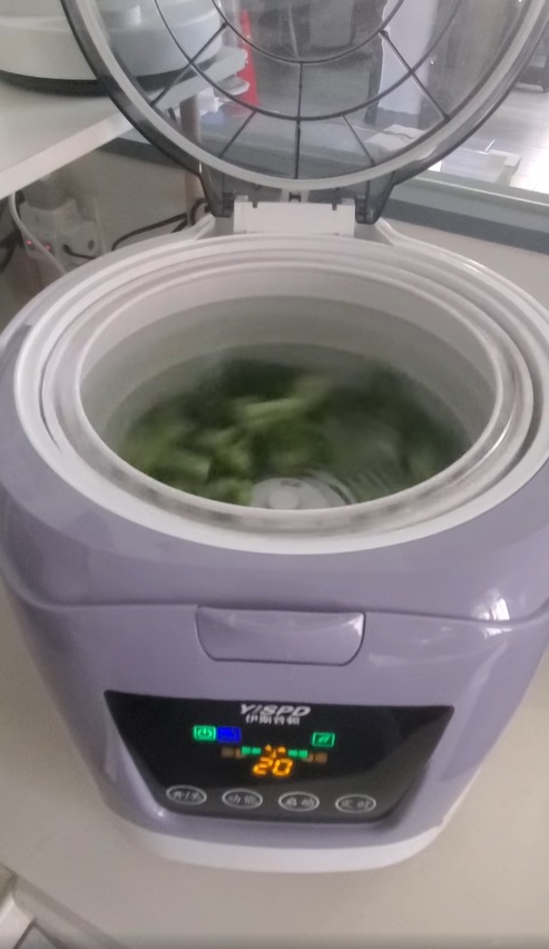 網民購買了一部洗菜機，內裏有個滾筒。「淘寶開心share」片段截圖
