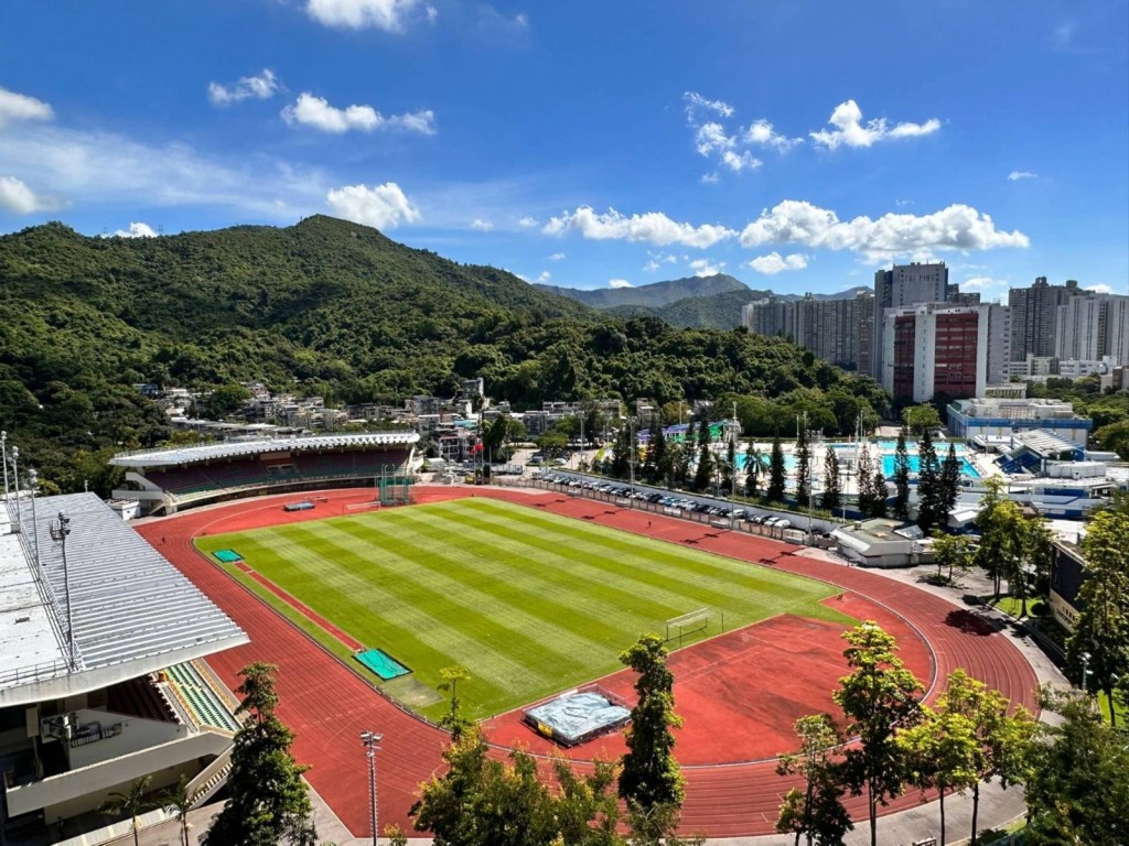 單位望大埔運動場，景觀開揚。