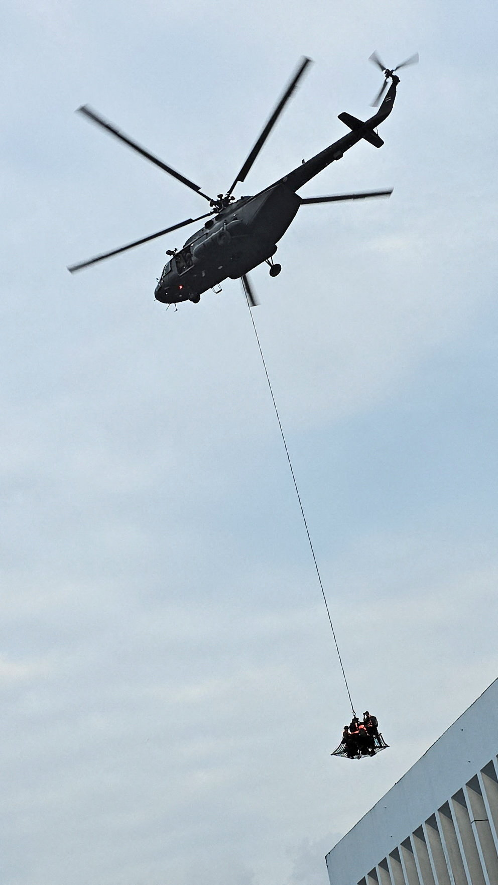 直升機協助運送合艾的病人到醫院。路透社