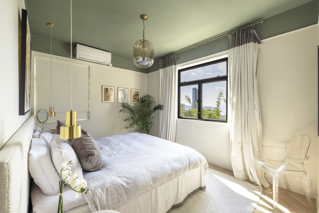 睡房以白色為主，配以少量綠色作點綴，打造簡約舒適的睡眠空間。