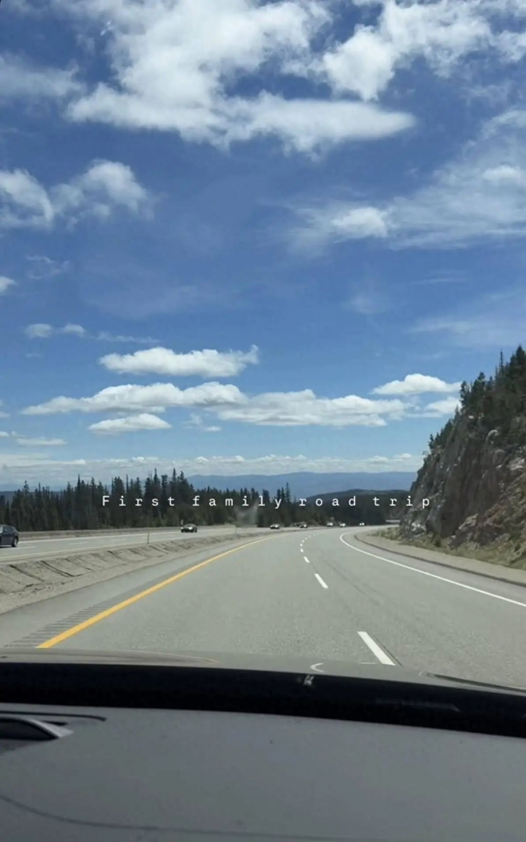 謝婷婷早前在在社文平台透露一家人首次作公路旅行（Road Trip）。
