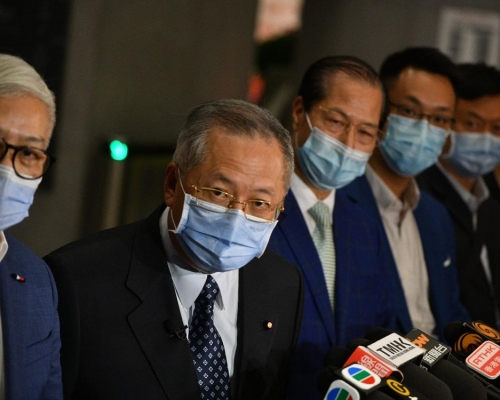 張宇人(左二)表示,業界建議立法規定不用「安心出行」應用程式的食肆顧客,若亂填資料須負刑責。