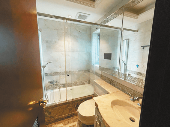 浴室有小窗設計，可引充足光源入室。