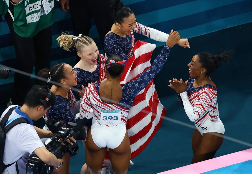 拜爾斯(右)率領美國奪巴黎奧運體操女子團體金牌。REUTERS