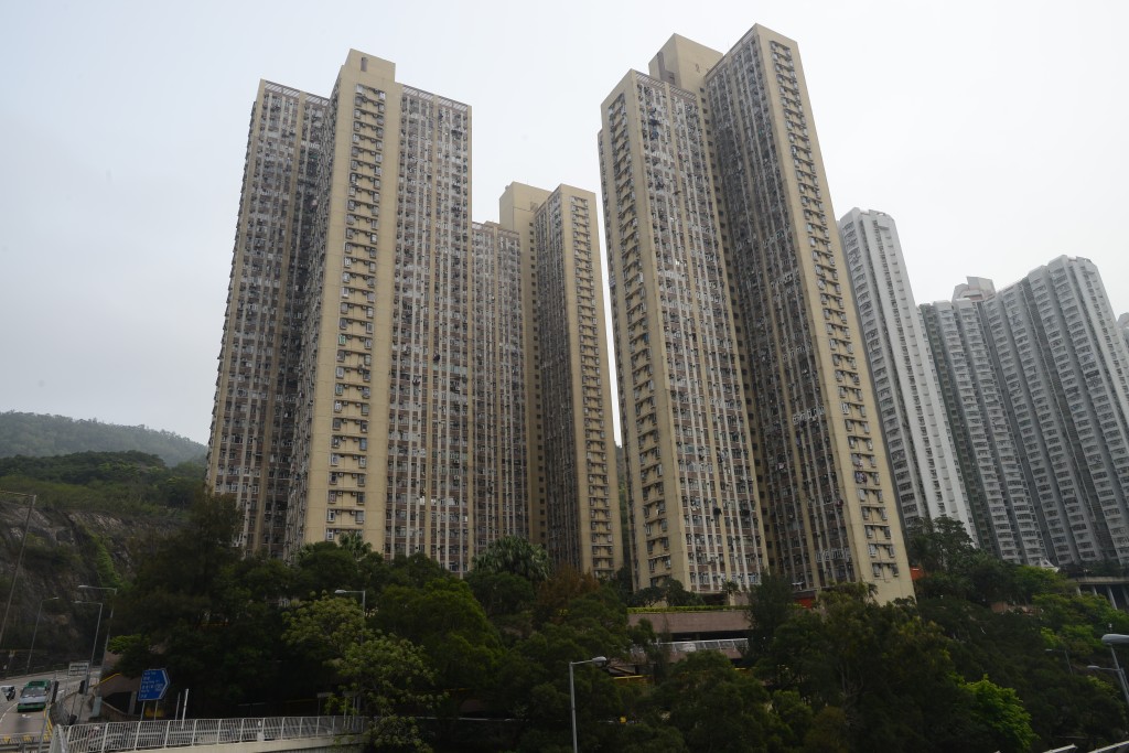 根據當局計算出來的結果,新界一般每月2000多港元准許費,市區一般為3000多港元。 根據當局計算出來的結果,新界一般每月2000多港元准許費,市區一般為3000多港元。