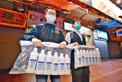 ■關員展示搜獲的懷疑假消毒酒精。