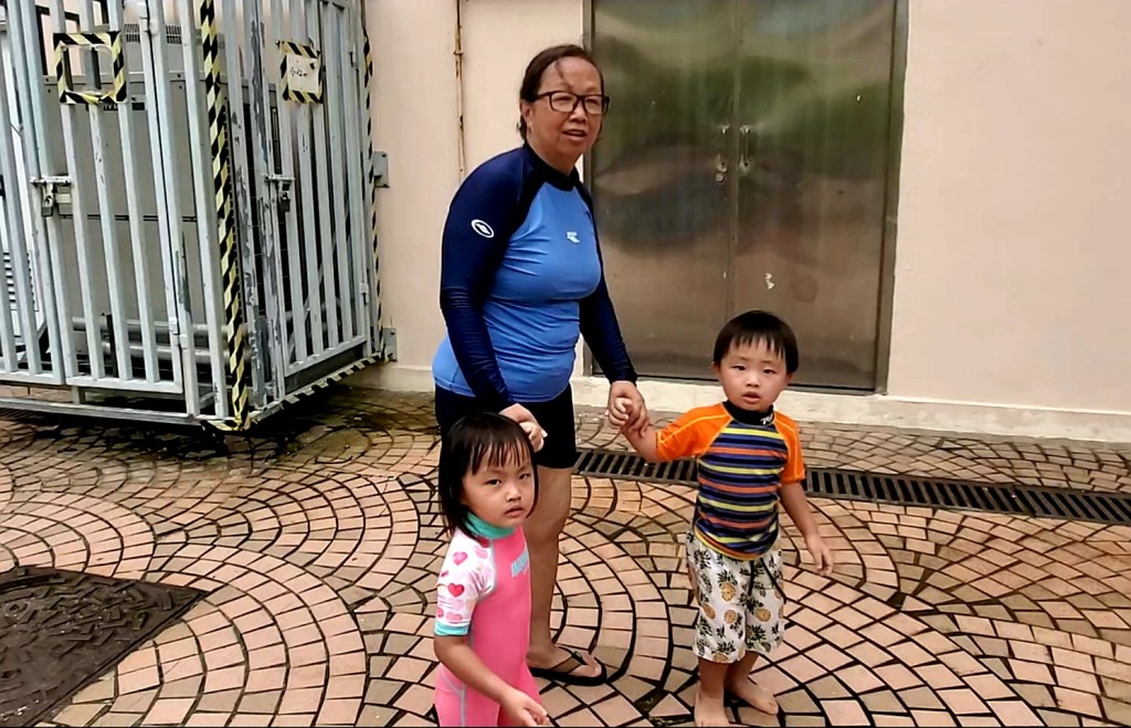 泳客李太帶兩名子女到來游泳。林思明攝