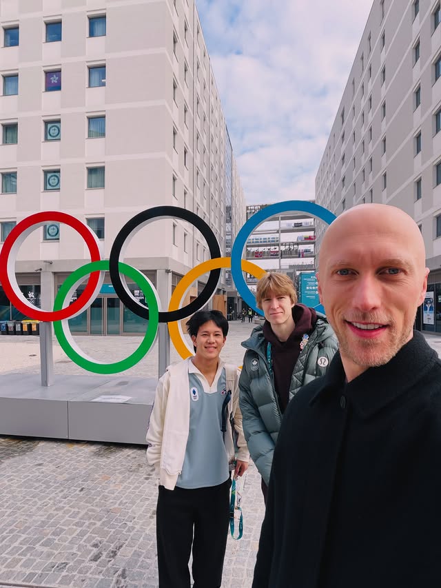 里修與加拿大隊戈戈列夫（中）及法國選手蕭傳文（左）的合照。 IG@benoîtrichaud