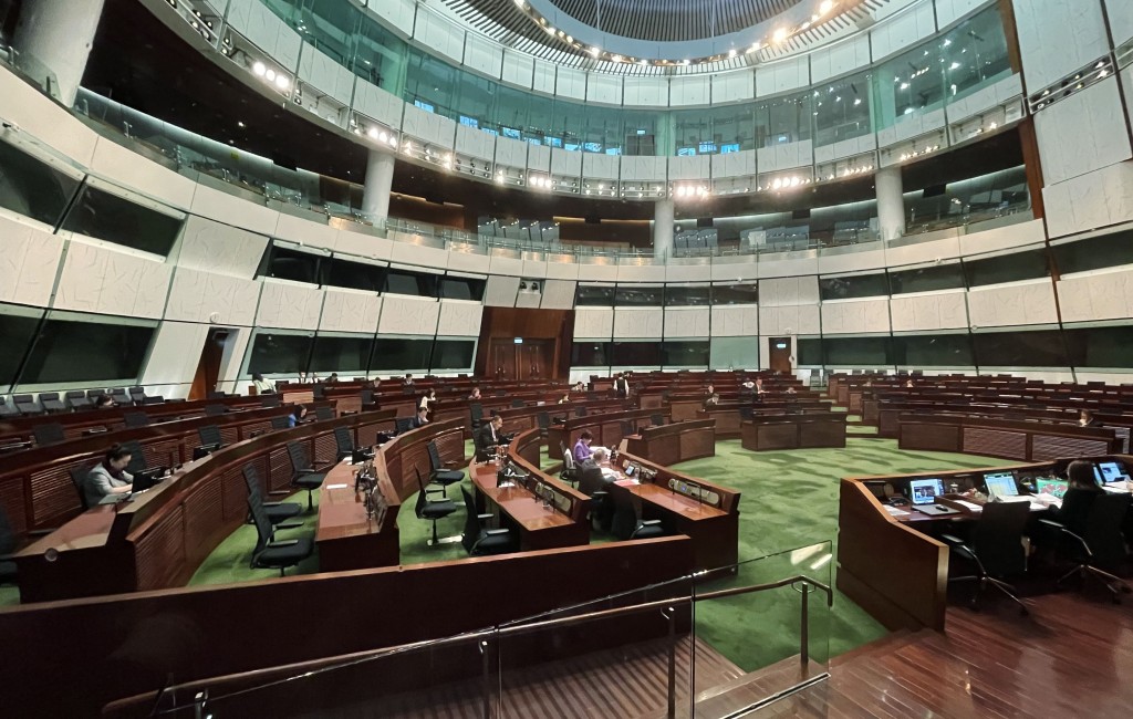 立法會前日三讀通過《財政預算案》,選委界何君堯及香港新方向張欣宇無舉手支持,亦無反對。資料圖片 立法會前日三讀通過《財政預算案》,選委界何君堯及香港新方向張欣宇無舉手支持,亦無反對。資料圖片