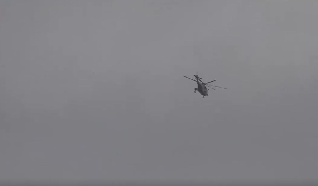 1架专业救助直升机在事发海域开展海面和空中搜寻。