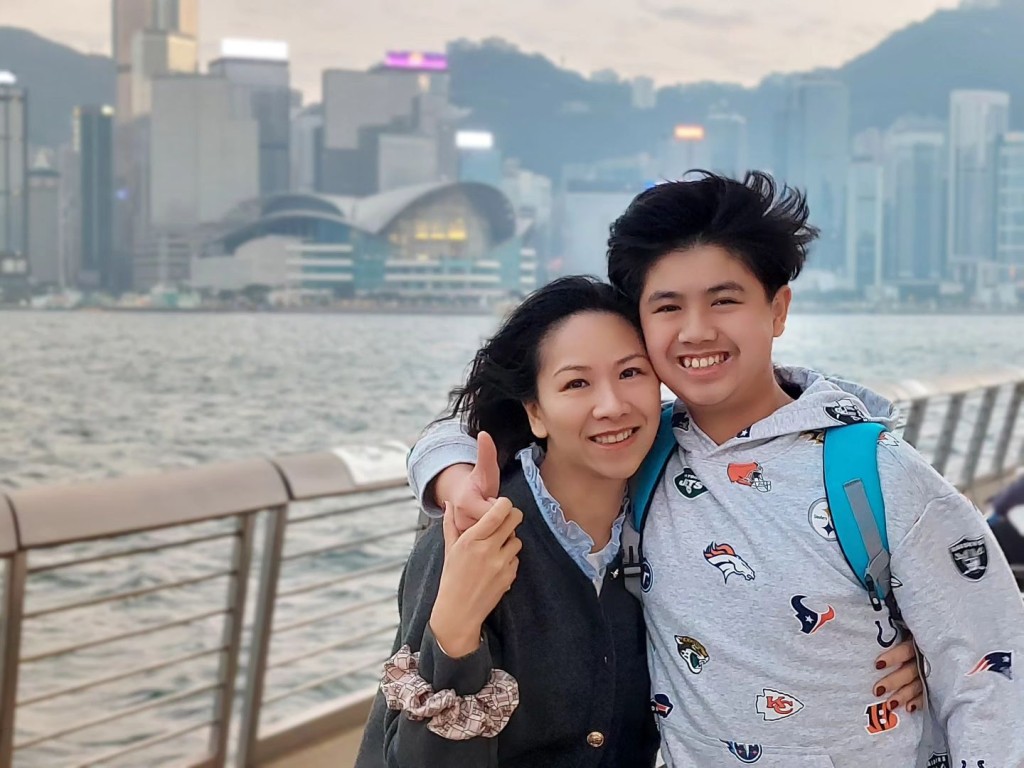章志文的太太與兒子好似遊客。