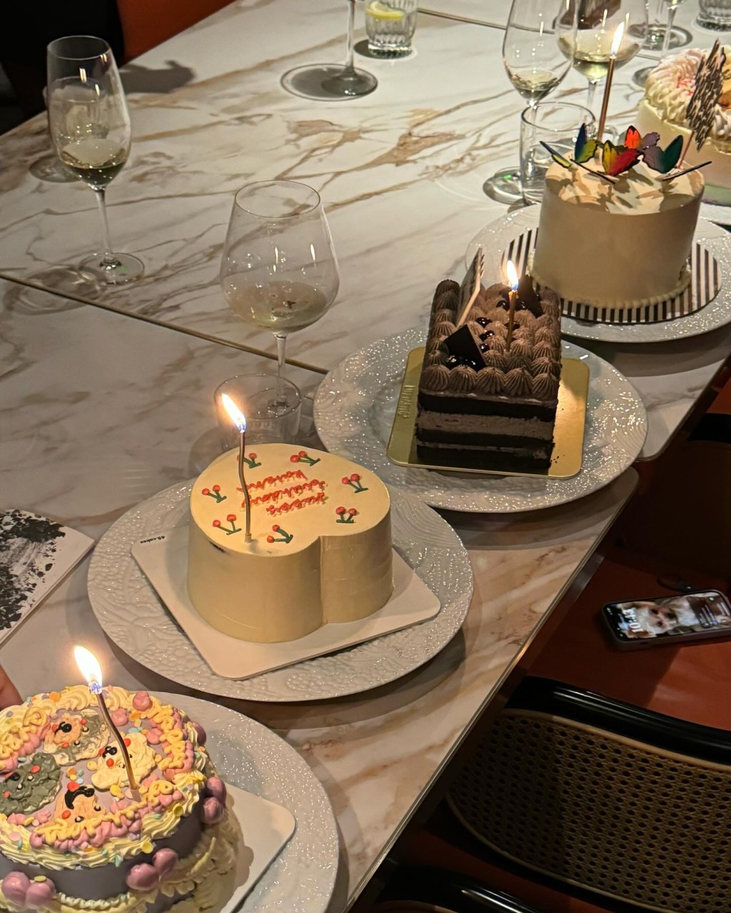 有好多個生日蛋糕！