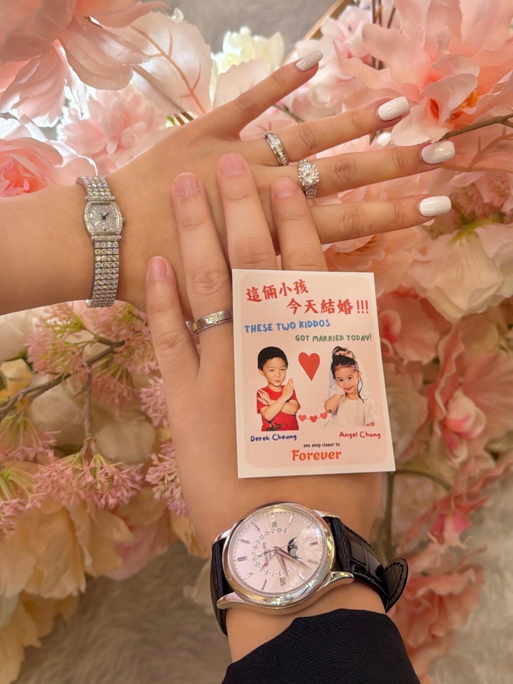 鍾培生與莊雅婷早前一同展示新婚戒指。 鍾培生與莊雅婷早前一同展示新婚戒指。
