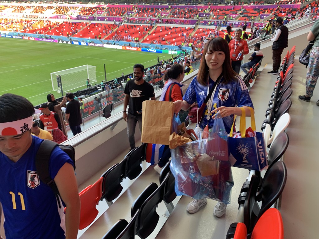 日本雖然輸波，但球迷在完場後亦繼續收集垃圾。