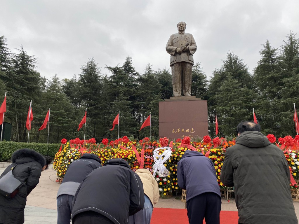 遊客向毛澤東銅像鞠躬。　星島記者攝