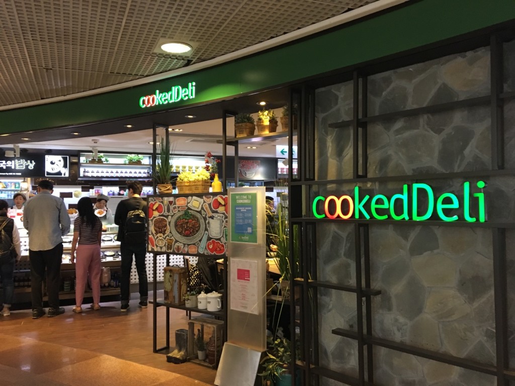 有22年歷史、由City Super集團營運的尖沙咀海港城美食廣場cookedDeli是不少80後集體回憶，齊集不少商場內價錢較為親民的餐廳。