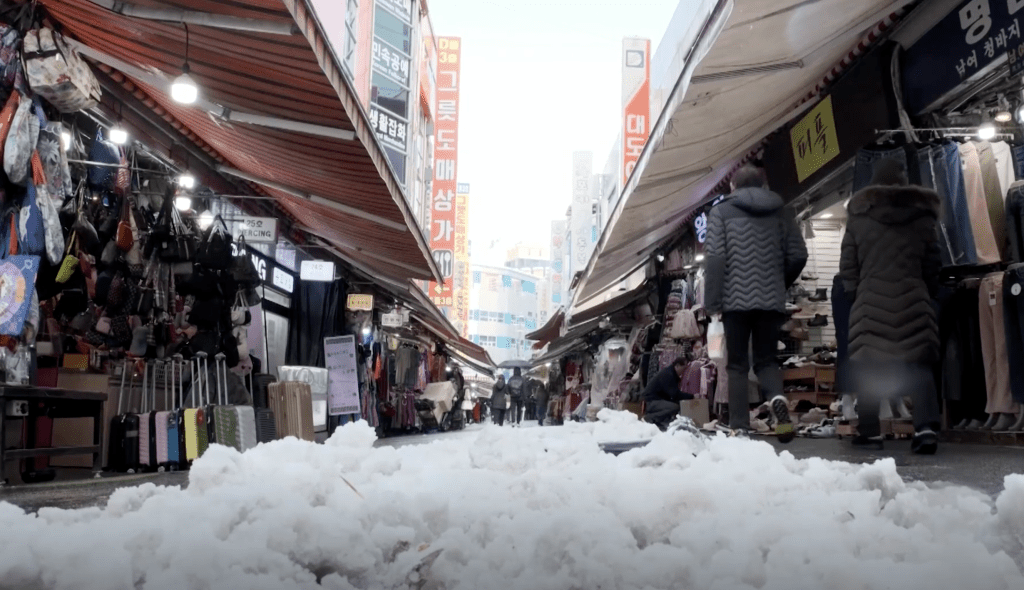 南韓受強烈寒流和暴風雪侵襲。路透社資料圖片