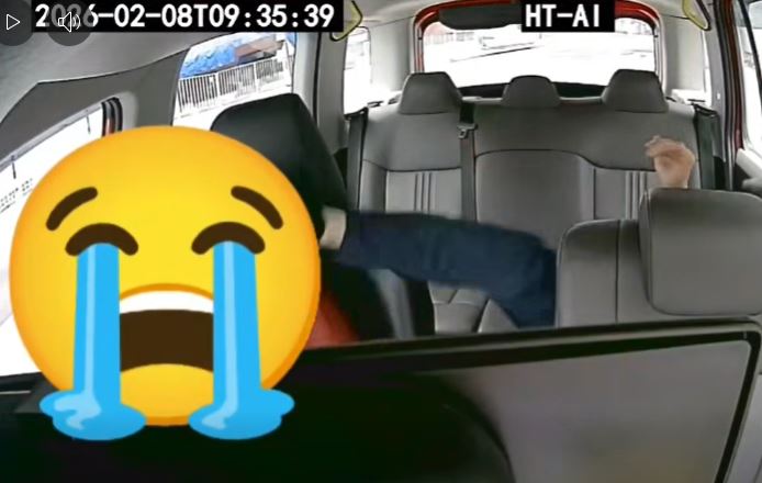 連續兩腳踢向司機。​ fb車cam L（香港群組）影片截圖