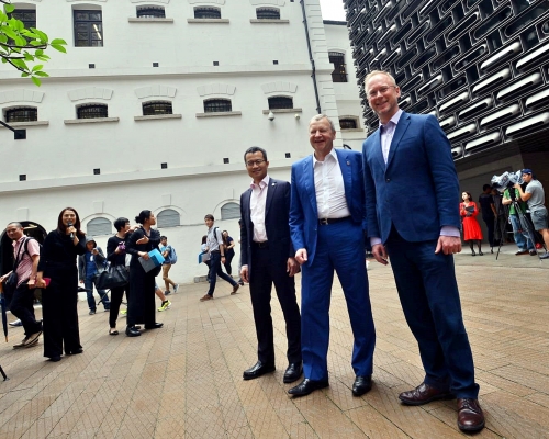 中區警署建築群由前中區警署、中央裁判司署和域多利監獄，合共16幢歷史建築物。