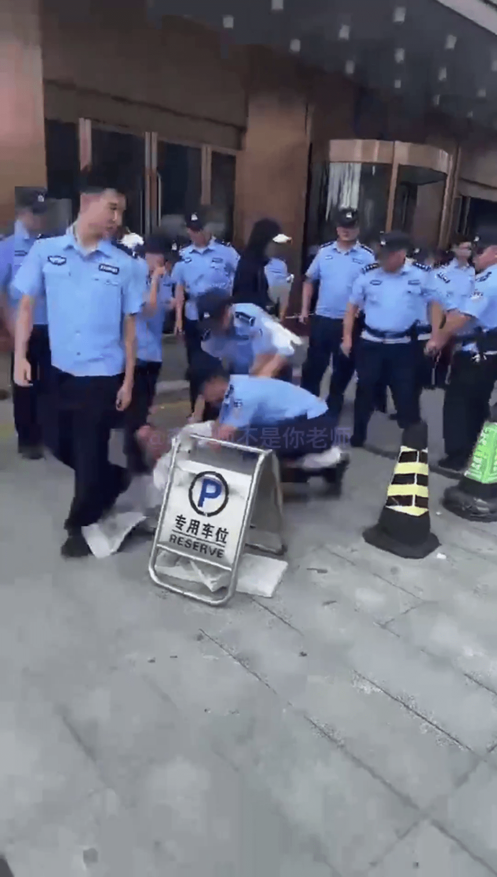 網傳上千投資者臨沂樹拍示威,爆警民衝突。 網傳上千投資者臨沂樹拍示威,爆警民衝突。