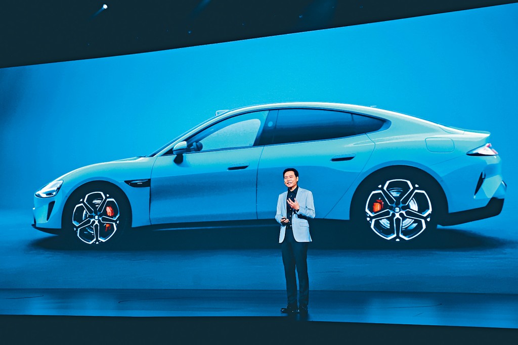 雷军表示，小米汽车的目标是能生产出媲美保时捷和Tesla的汽车。