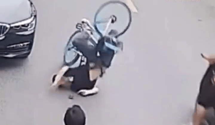 共享單車突自動鎖死案件頻生。 央視截圖