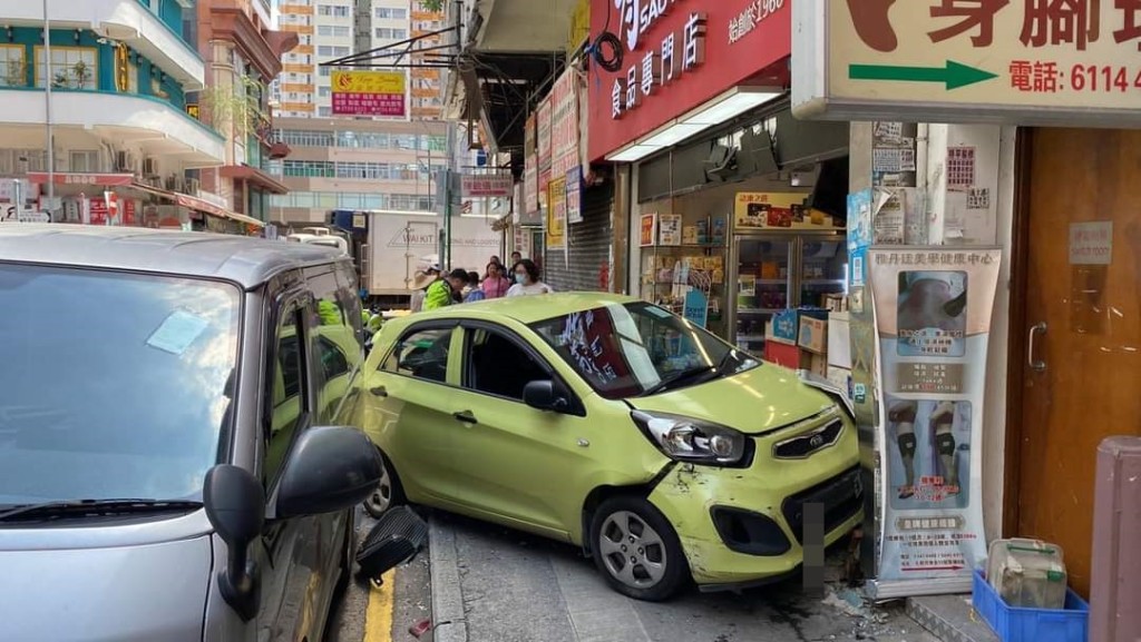 私家車衝入食品店。fb元朗生活誌圖片