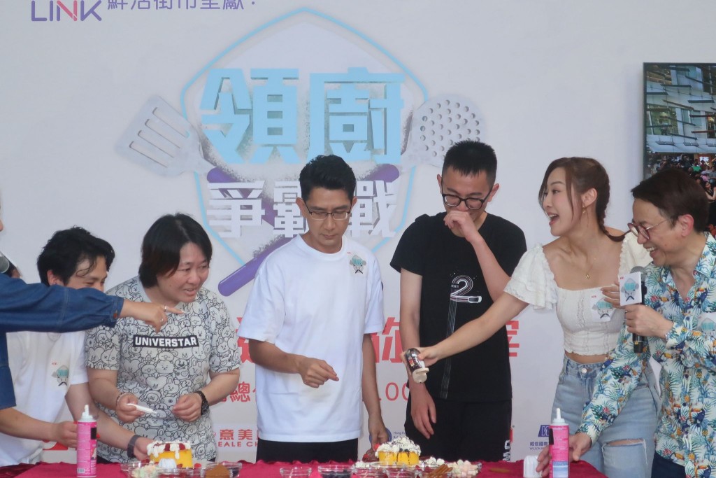 朱智賢玩遊戲十分投入。 朱智賢玩遊戲十分投入。