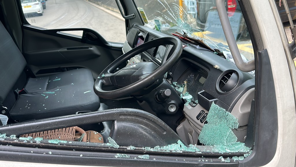 車輛被擊碎玻璃破壞。劉漢權攝
