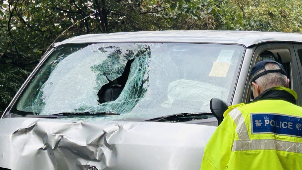 貨Van車頭凹陷損毀，擋風玻璃爆裂。